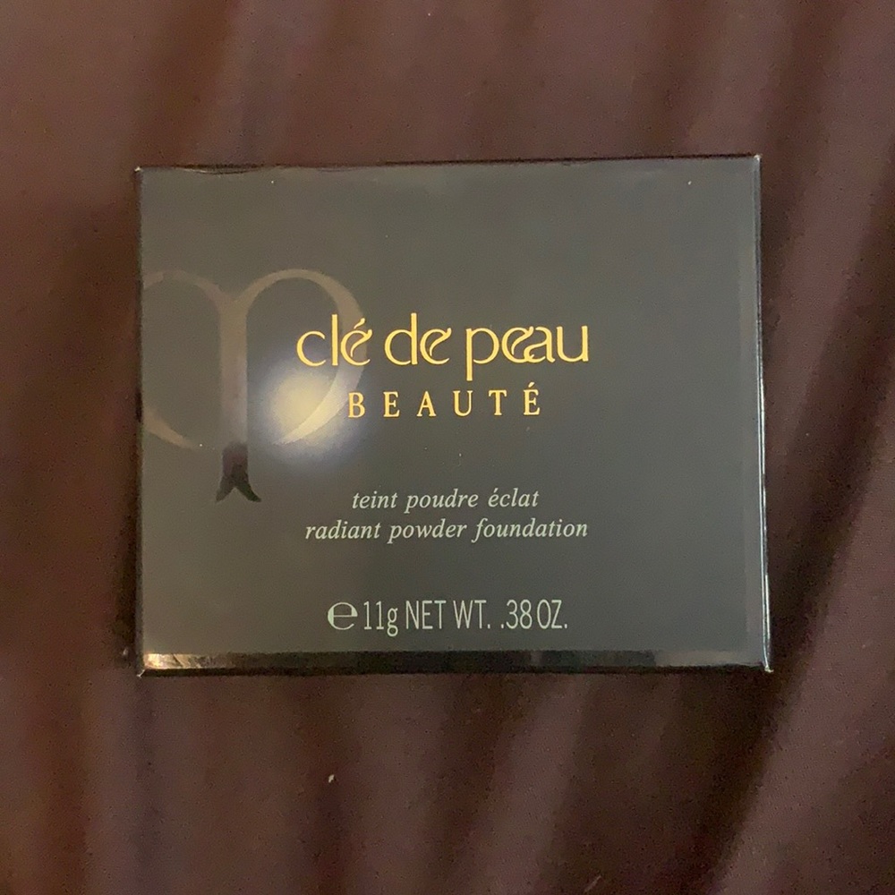 Cle De Peau Radiant Powder Foundation Shade WB20